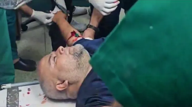 تفاصيل إصابة الزميلين وائل الدحدوح وسامر أبو دقة في قصف إسرائيلي بخان يونس (فيديو)